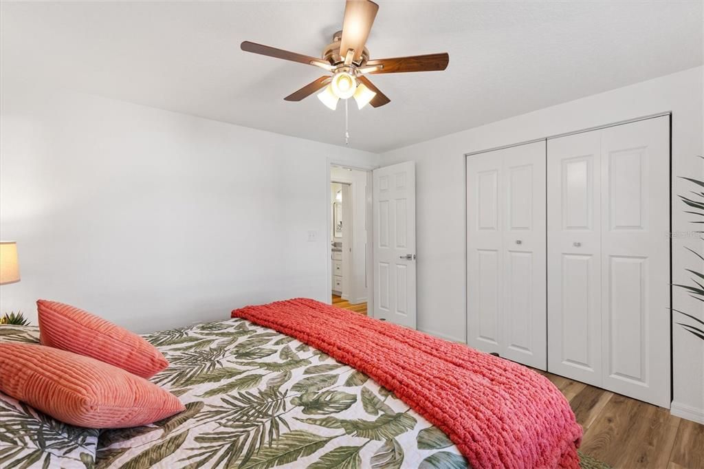 待售: $199,900 (2 贝兹, 1 浴室, 768 平方英尺)