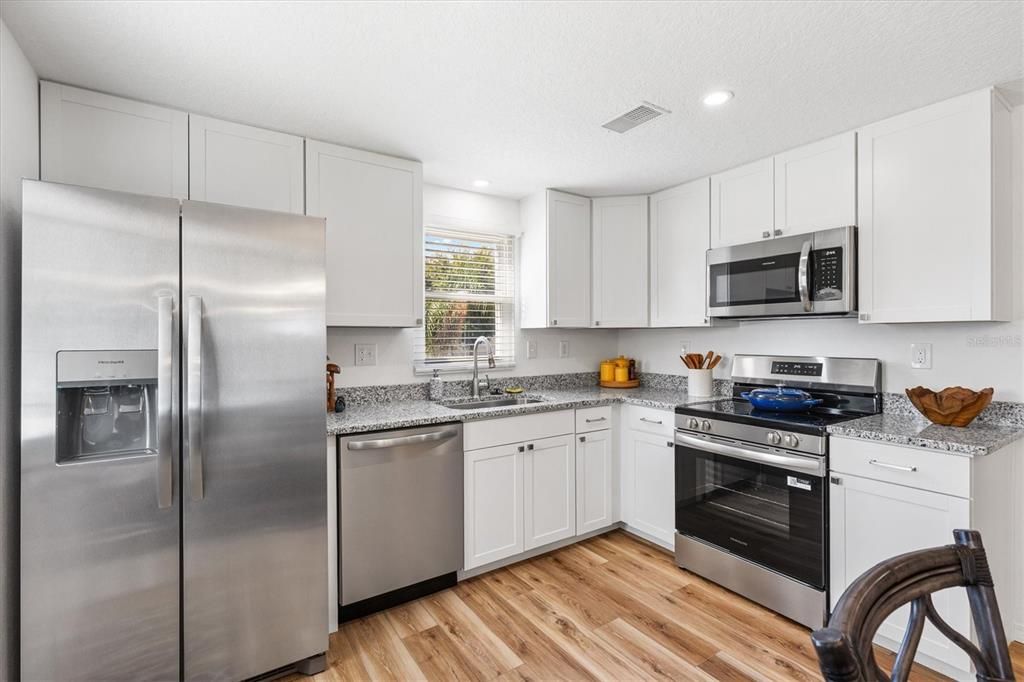 待售: $199,900 (2 贝兹, 1 浴室, 768 平方英尺)