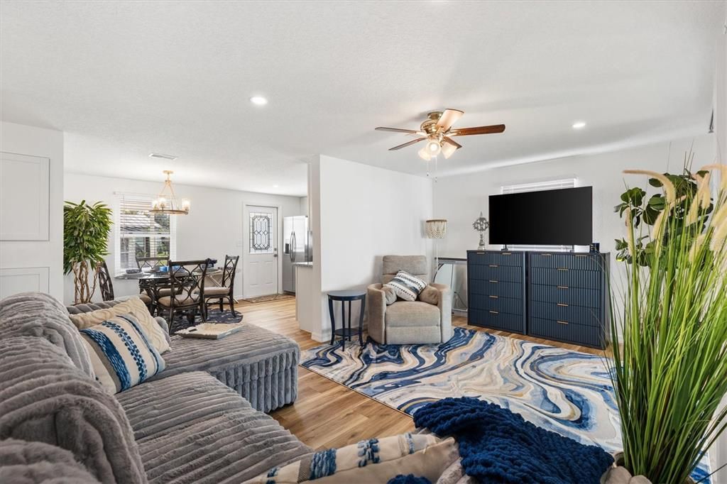 待售: $199,900 (2 贝兹, 1 浴室, 768 平方英尺)