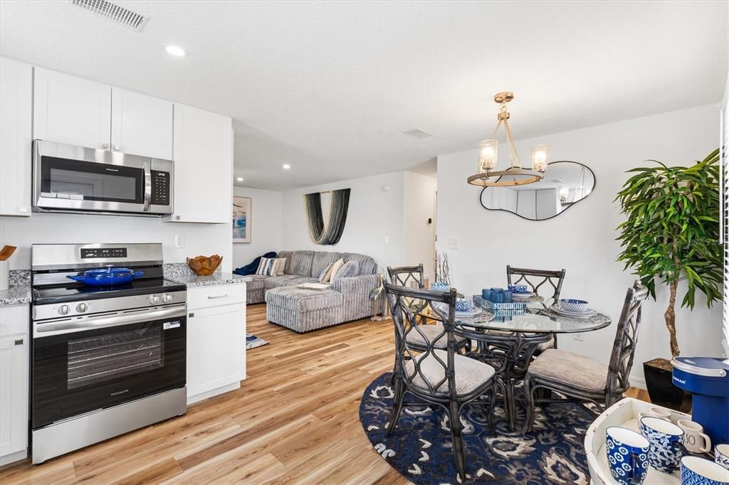 待售: $199,900 (2 贝兹, 1 浴室, 768 平方英尺)