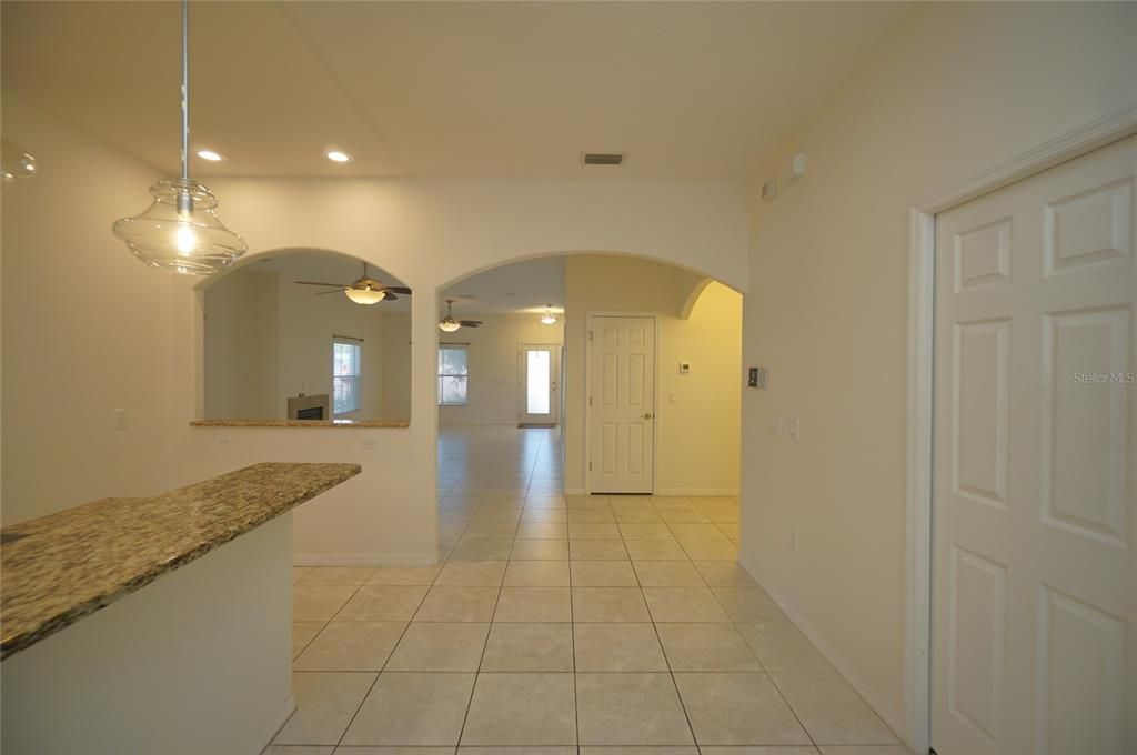 合同活跃: $3,500 (3 贝兹, 3 浴室, 2253 平方英尺)