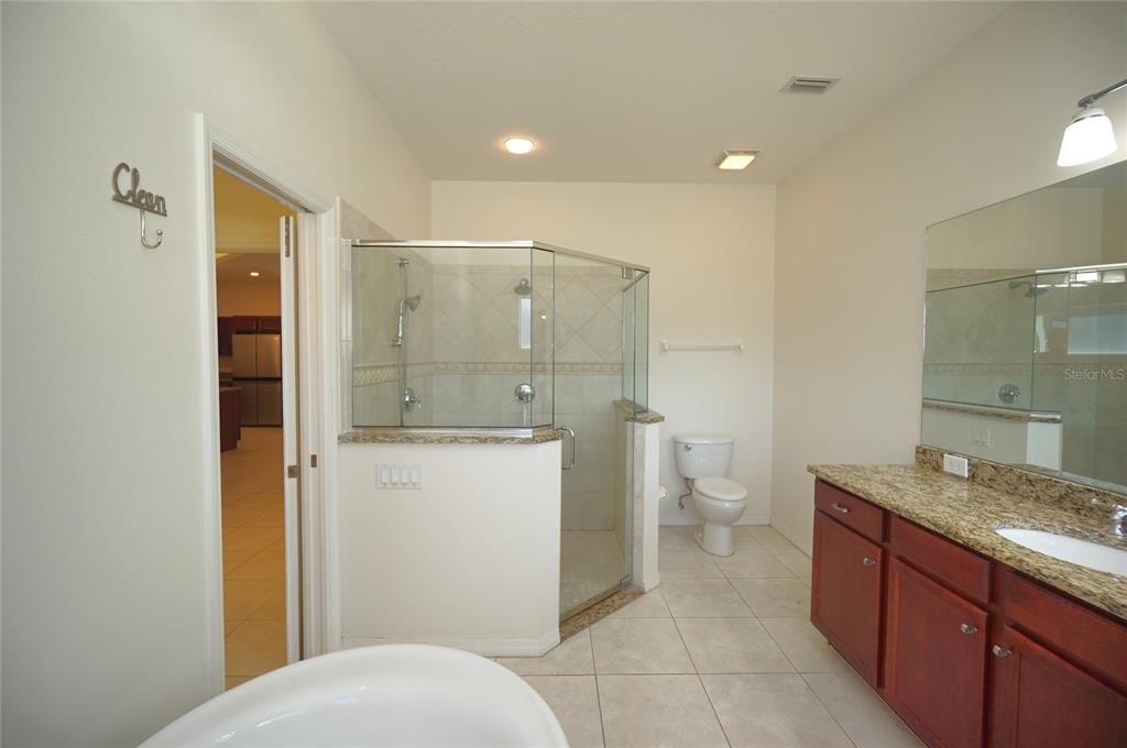 合同活跃: $3,500 (3 贝兹, 3 浴室, 2253 平方英尺)