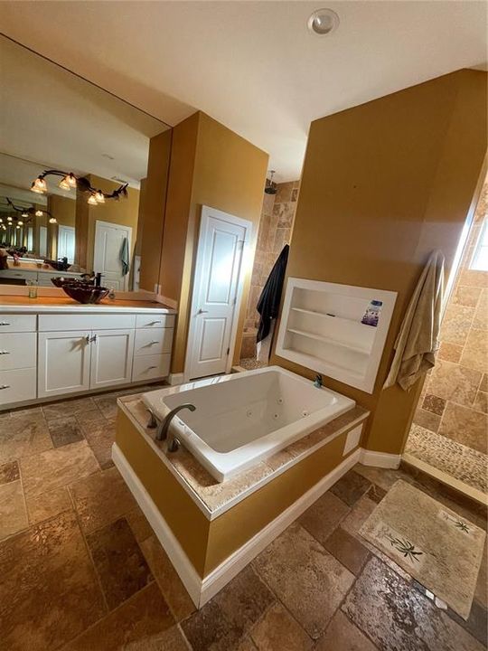 На продажу: $600,000 (4 спален, 2 ванн, 2310 Квадратных фут)