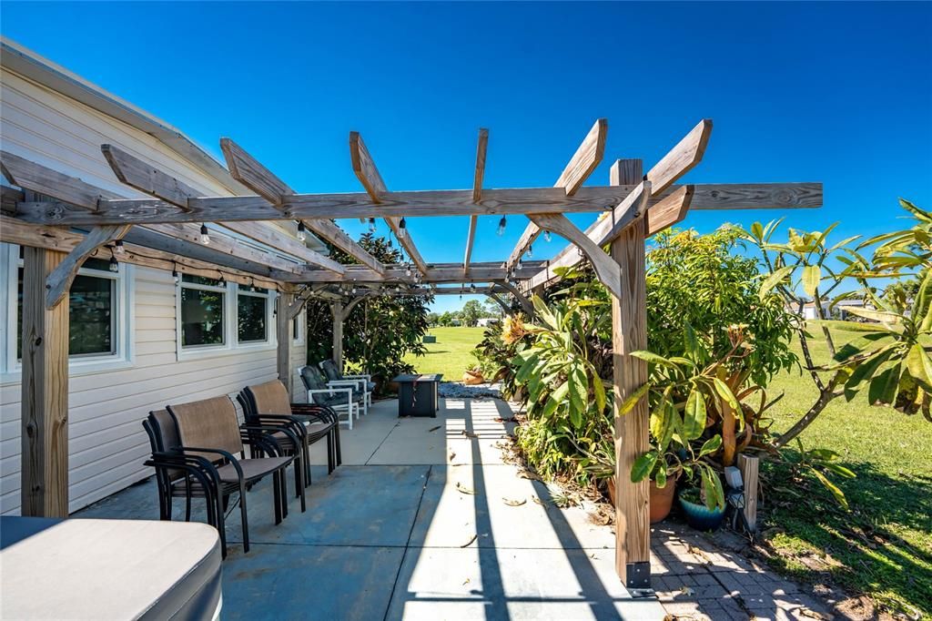 For Sale: $186,000 (2 beds, 2 baths, 1464 Square Feet)