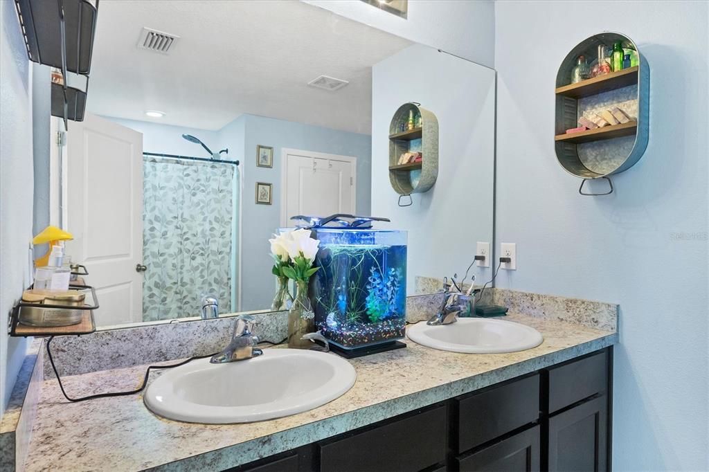 En Venta: $379,000 (4 camas, 2 baños, 1997 Pies cuadrados)