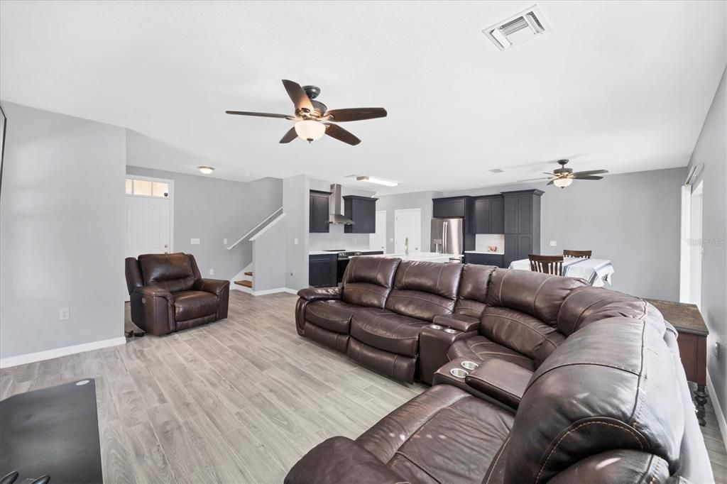 En Venta: $379,000 (4 camas, 2 baños, 1997 Pies cuadrados)