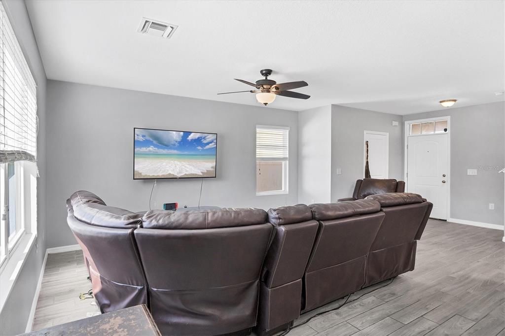 En Venta: $379,000 (4 camas, 2 baños, 1997 Pies cuadrados)