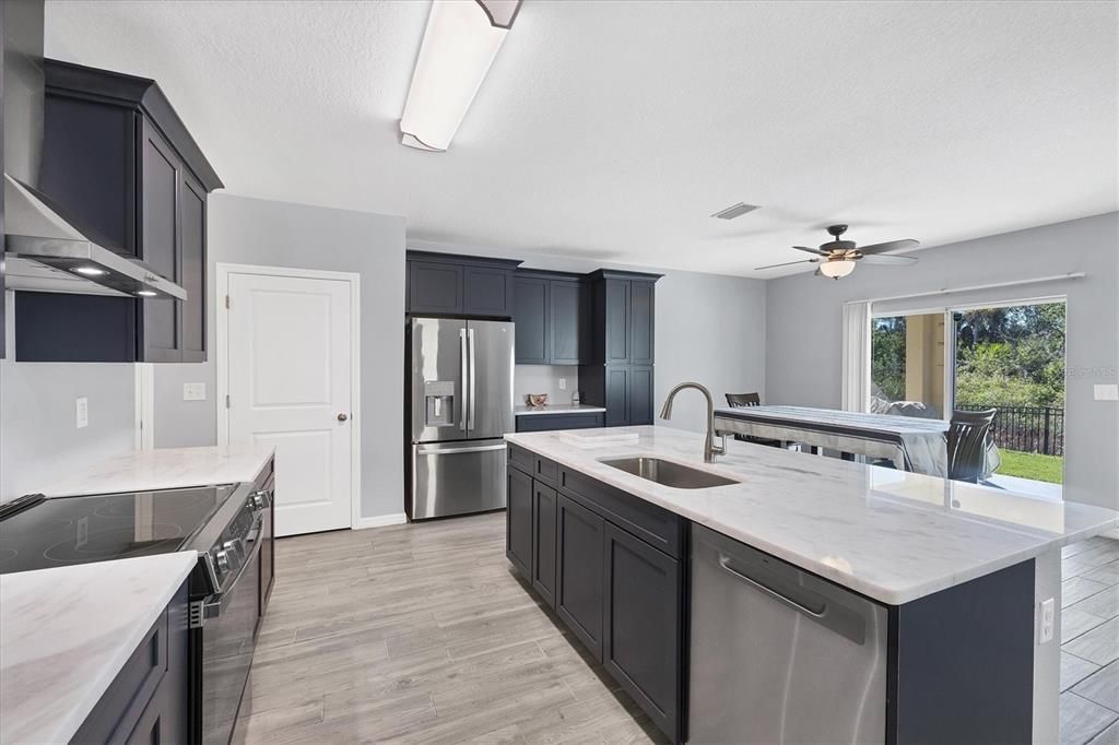 En Venta: $379,000 (4 camas, 2 baños, 1997 Pies cuadrados)