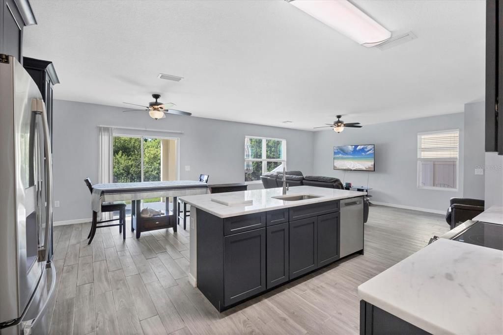 En Venta: $379,000 (4 camas, 2 baños, 1997 Pies cuadrados)