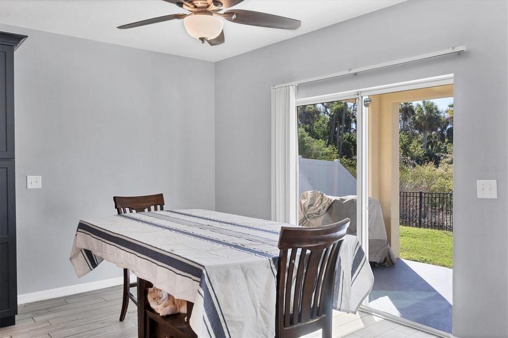 En Venta: $379,000 (4 camas, 2 baños, 1997 Pies cuadrados)