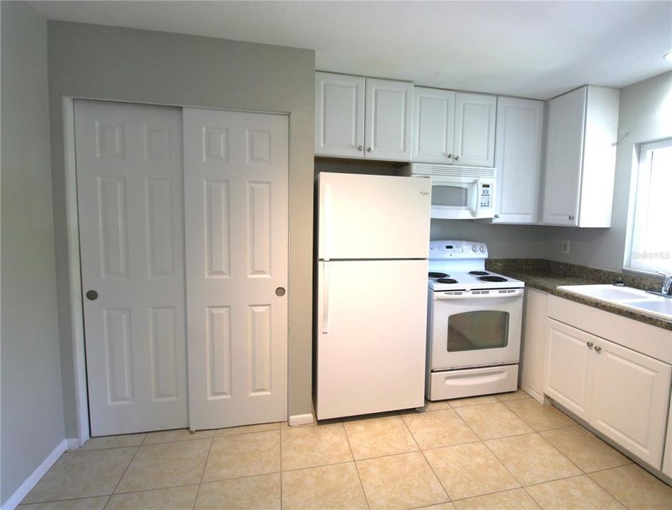 出租: $1,400 (1 贝兹, 1 浴室, 552 平方英尺)