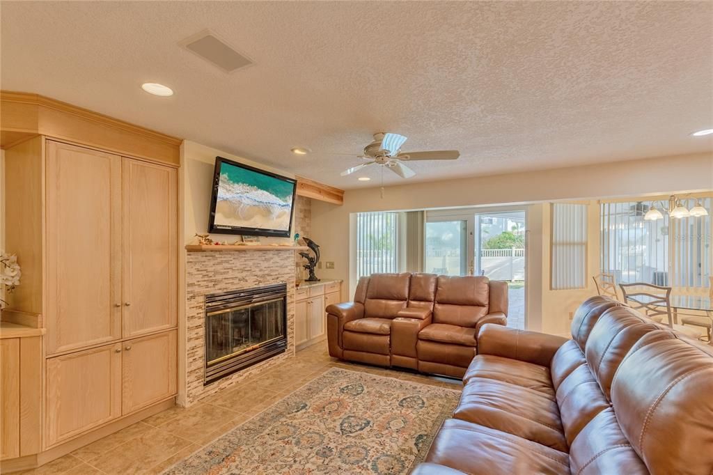 На продажу: $2,199,000 (5 спален, 3 ванн, 3239 Квадратных фут)