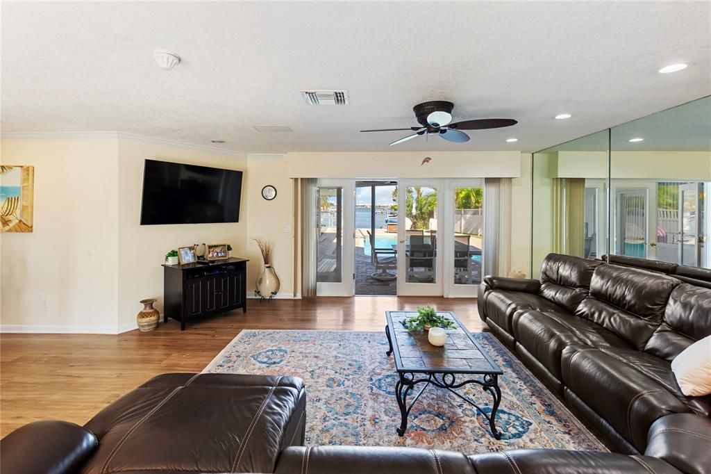 На продажу: $2,199,000 (5 спален, 3 ванн, 3239 Квадратных фут)