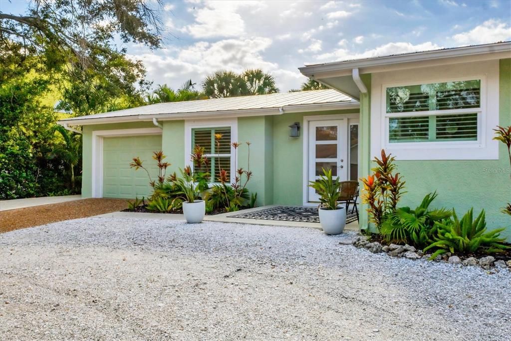 For Sale: $1,075,000 (3 beds, 2 baths, 1715 Square Feet)