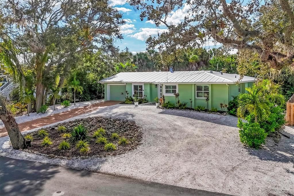 For Sale: $1,075,000 (3 beds, 2 baths, 1715 Square Feet)