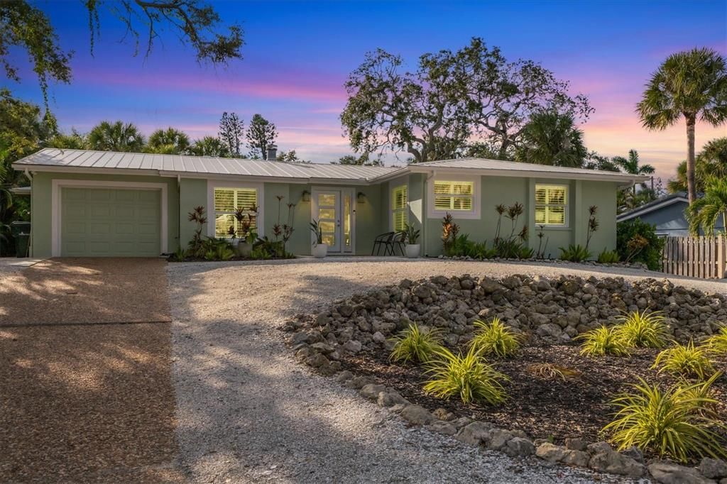 For Sale: $1,075,000 (3 beds, 2 baths, 1715 Square Feet)