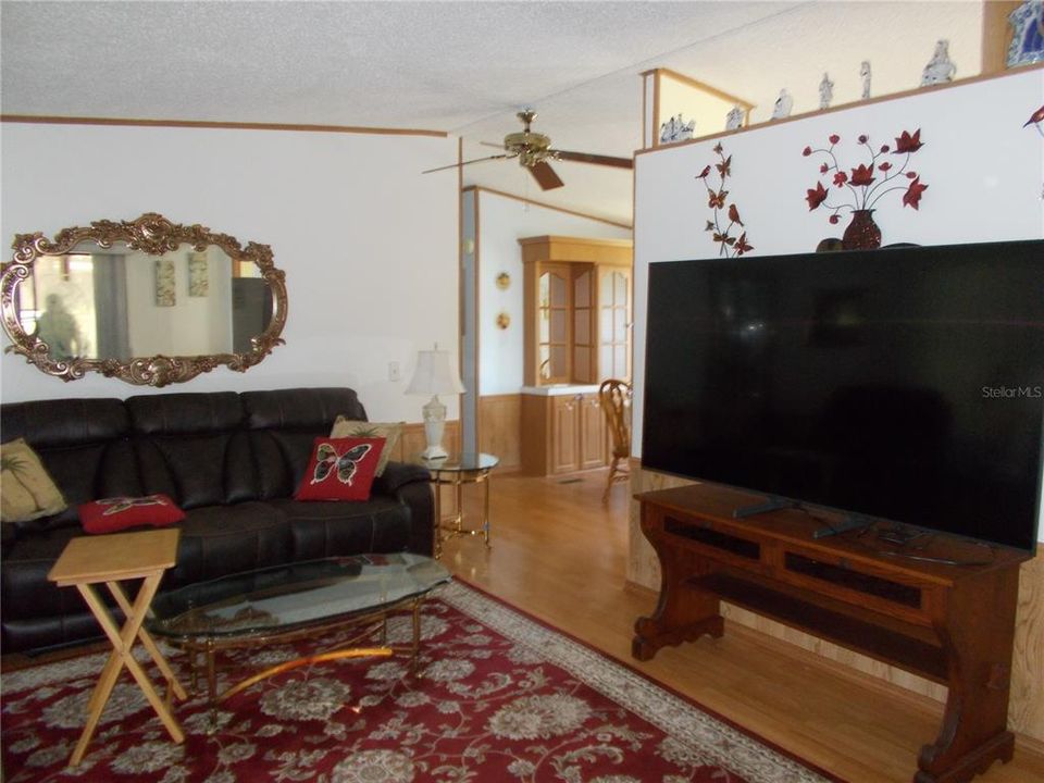 合同活跃: $129,900 (2 贝兹, 2 浴室, 1106 平方英尺)