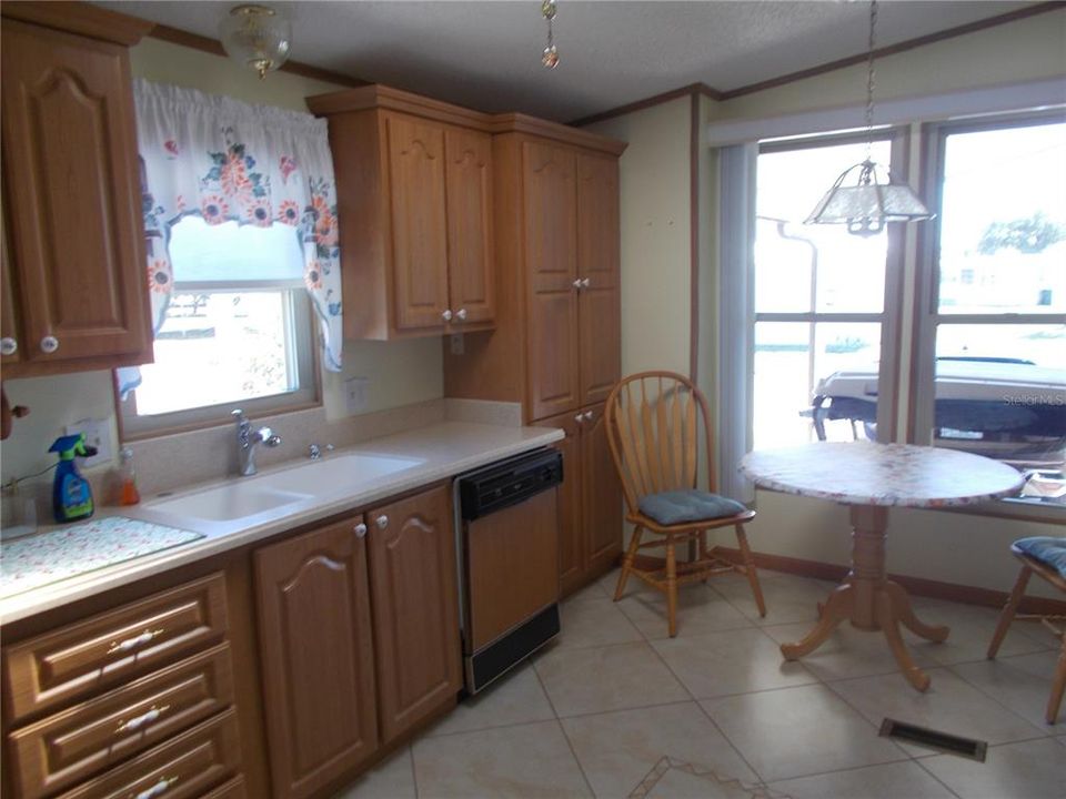 合同活跃: $129,900 (2 贝兹, 2 浴室, 1106 平方英尺)