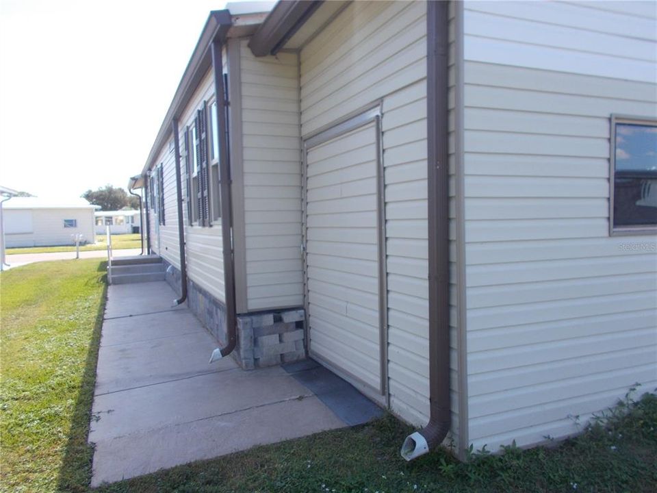 合同活跃: $129,900 (2 贝兹, 2 浴室, 1106 平方英尺)