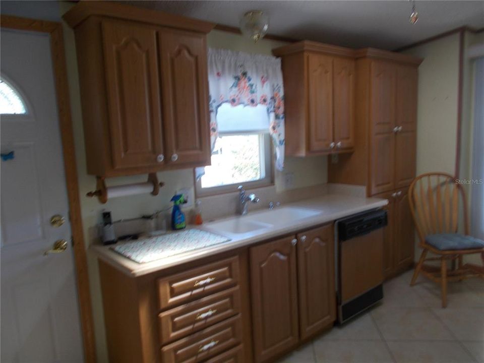 合同活跃: $129,900 (2 贝兹, 2 浴室, 1106 平方英尺)