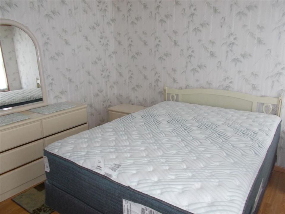 合同活跃: $129,900 (2 贝兹, 2 浴室, 1106 平方英尺)