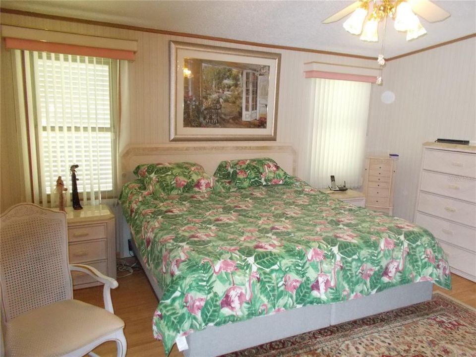 合同活跃: $129,900 (2 贝兹, 2 浴室, 1106 平方英尺)