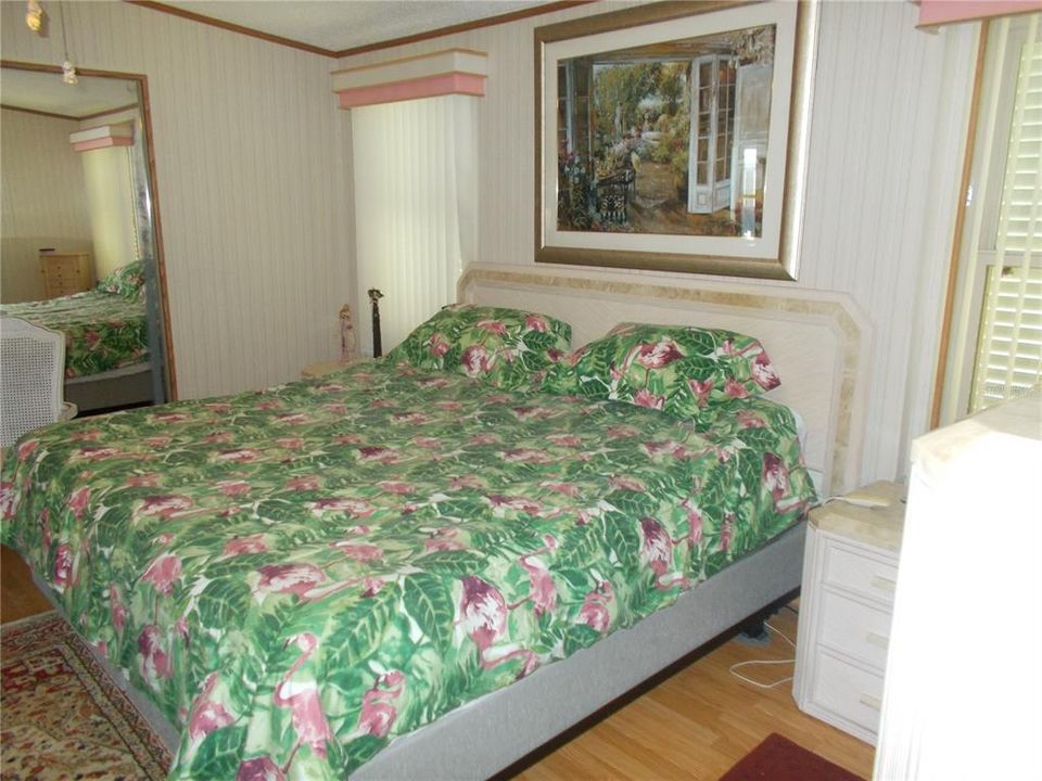 合同活跃: $129,900 (2 贝兹, 2 浴室, 1106 平方英尺)