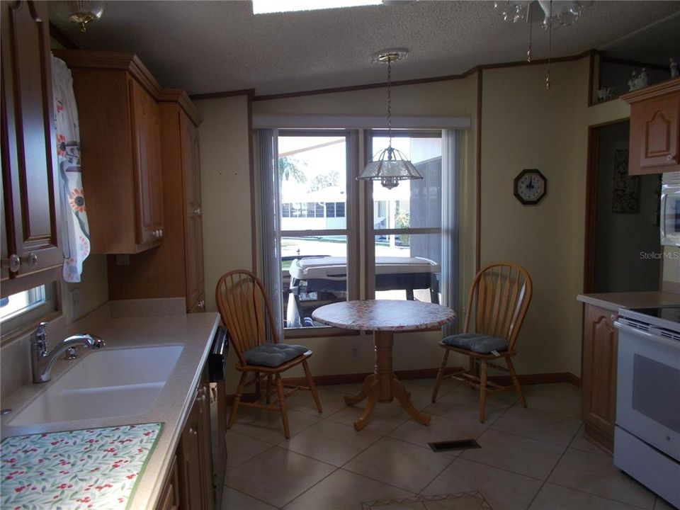 合同活跃: $129,900 (2 贝兹, 2 浴室, 1106 平方英尺)