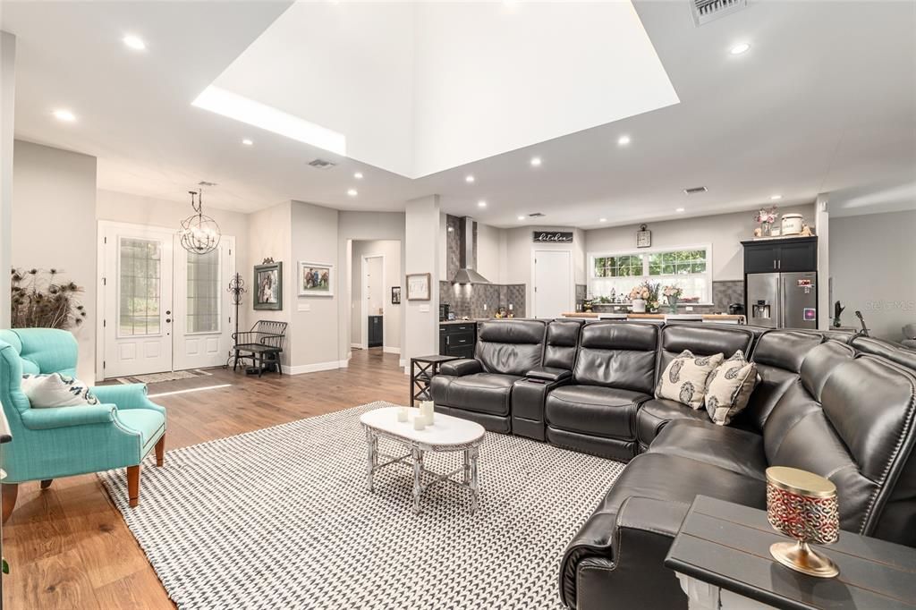 En Venta: $585,000 (2 camas, 2 baños, 2527 Pies cuadrados)