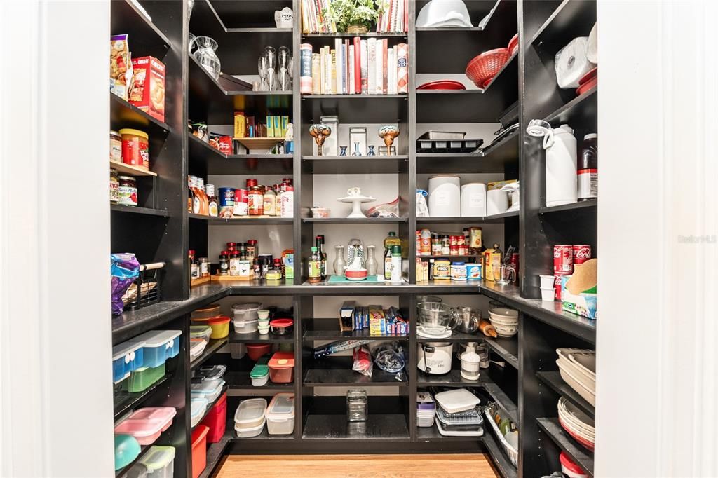 En Venta: $585,000 (2 camas, 2 baños, 2527 Pies cuadrados)