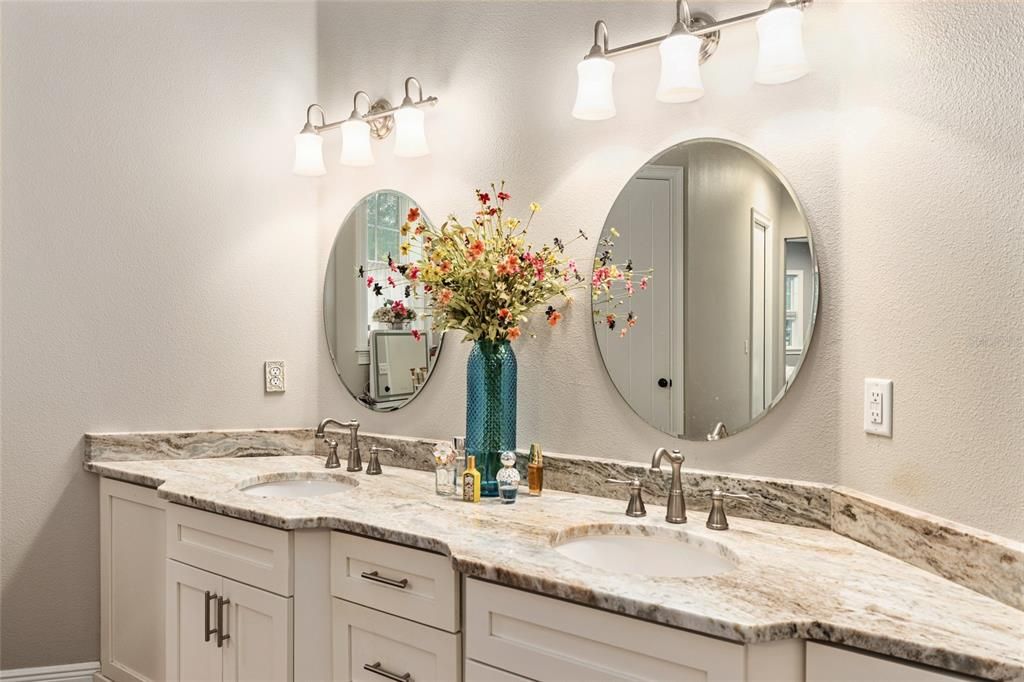 En Venta: $585,000 (2 camas, 2 baños, 2527 Pies cuadrados)