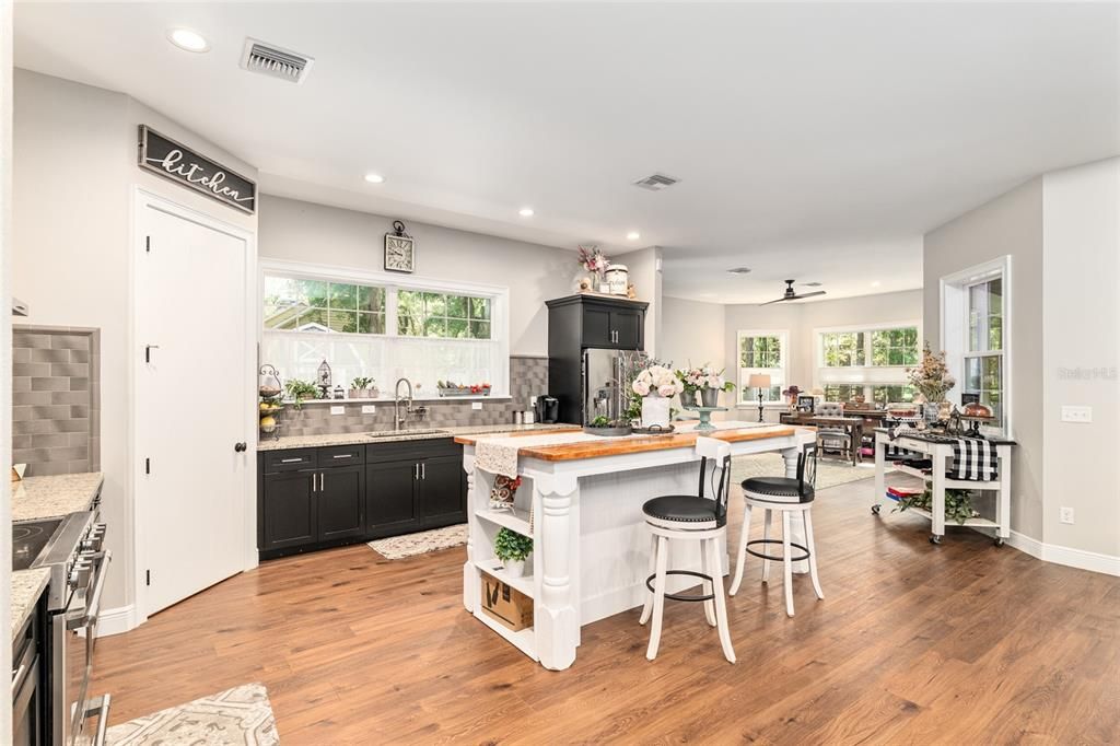 En Venta: $585,000 (2 camas, 2 baños, 2527 Pies cuadrados)