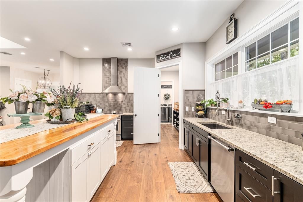 En Venta: $585,000 (2 camas, 2 baños, 2527 Pies cuadrados)