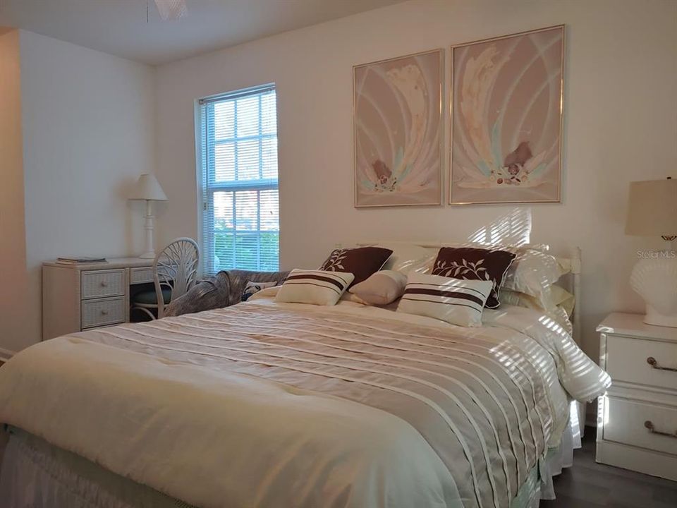 待售: $176,000 (2 贝兹, 1 浴室, 873 平方英尺)