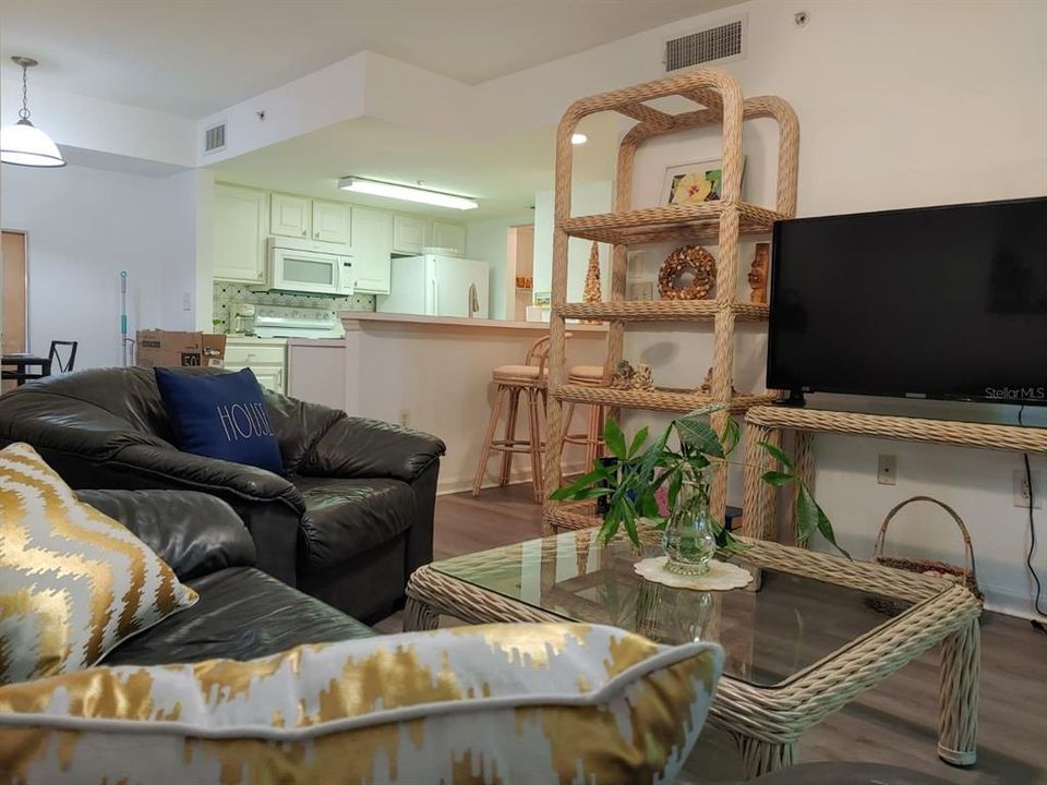 待售: $176,000 (2 贝兹, 1 浴室, 873 平方英尺)