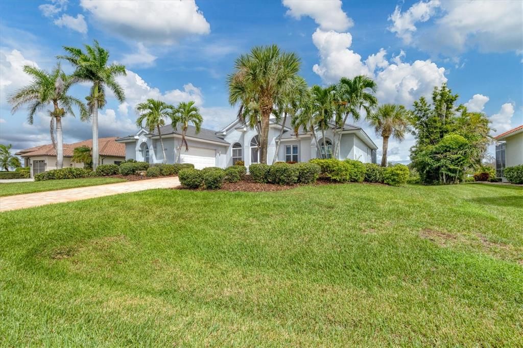 Active With Contract: $1,100,000 (3 beds, 2 baths, 2684 Square Feet)