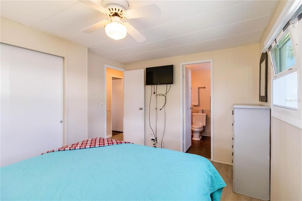 For Sale: $139,900 (2 beds, 2 baths, 1032 Square Feet)