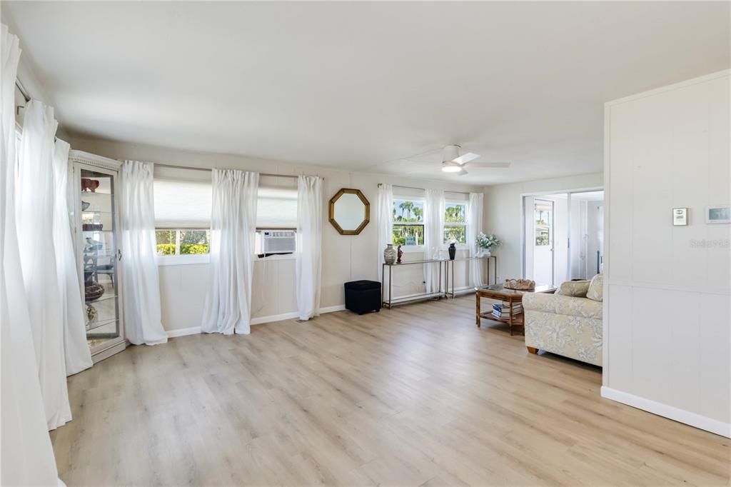 For Sale: $139,900 (2 beds, 2 baths, 1032 Square Feet)