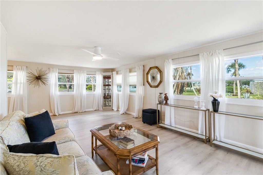 For Sale: $139,900 (2 beds, 2 baths, 1032 Square Feet)