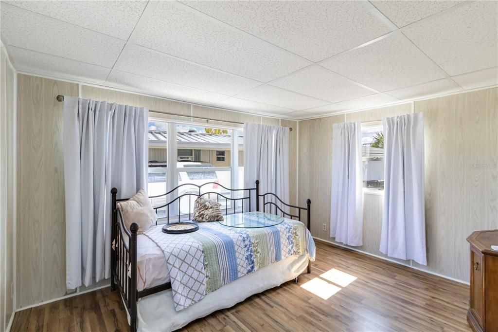 For Sale: $139,900 (2 beds, 2 baths, 1032 Square Feet)