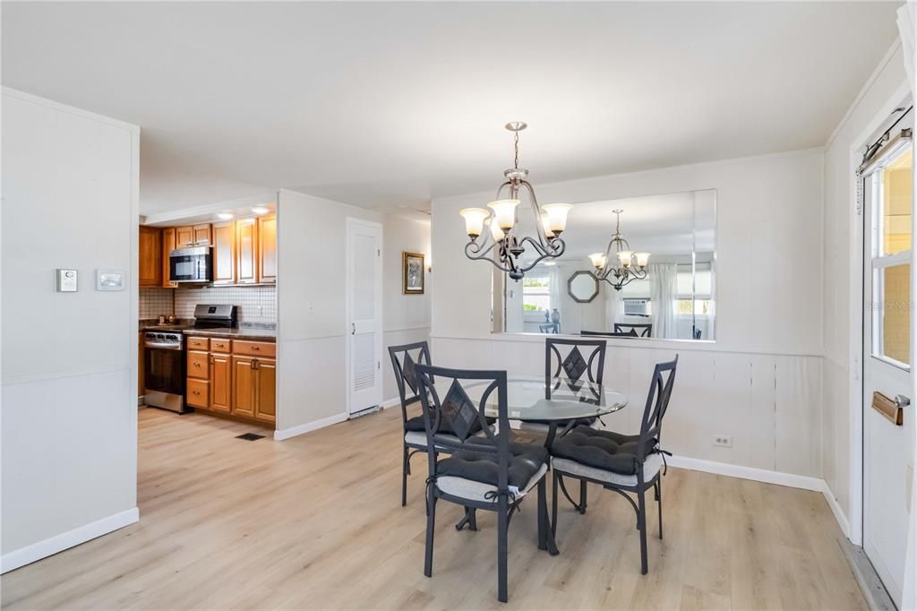 For Sale: $139,900 (2 beds, 2 baths, 1032 Square Feet)