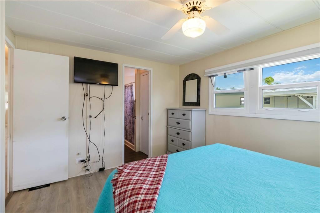 For Sale: $139,900 (2 beds, 2 baths, 1032 Square Feet)