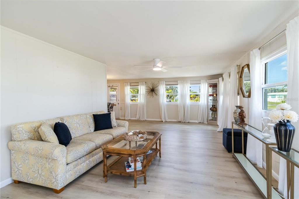 For Sale: $139,900 (2 beds, 2 baths, 1032 Square Feet)