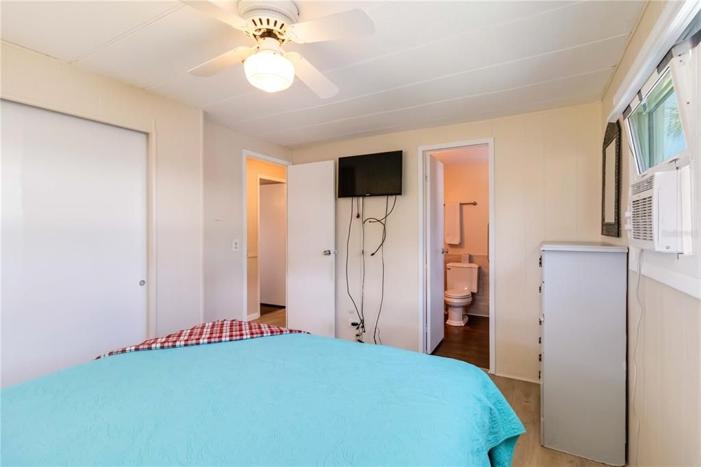 For Sale: $139,900 (2 beds, 2 baths, 1032 Square Feet)