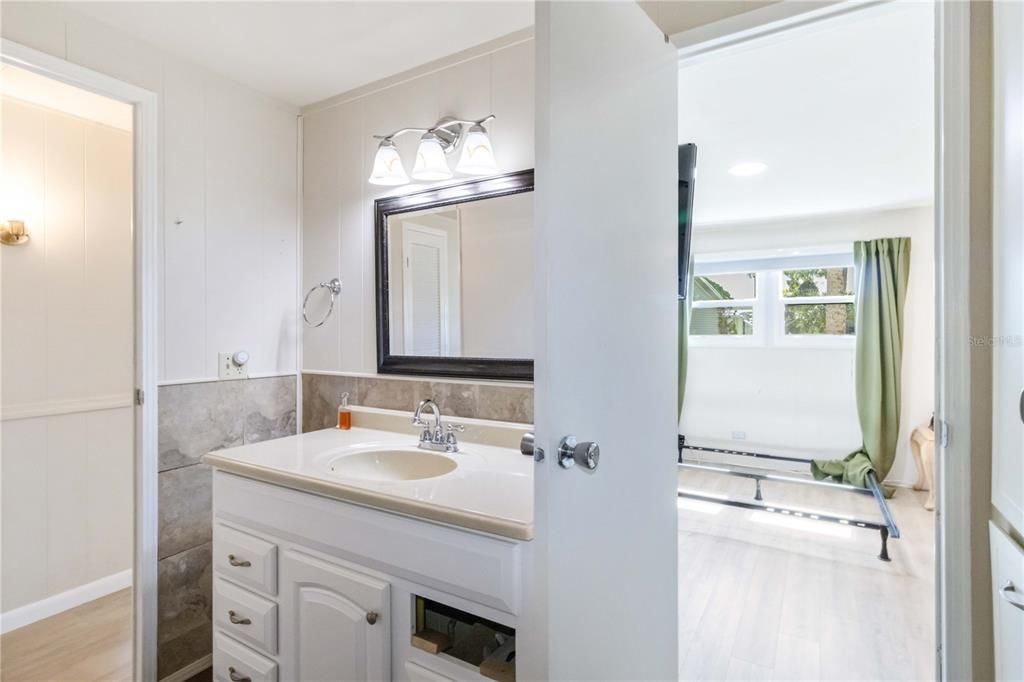 For Sale: $139,900 (2 beds, 2 baths, 1032 Square Feet)