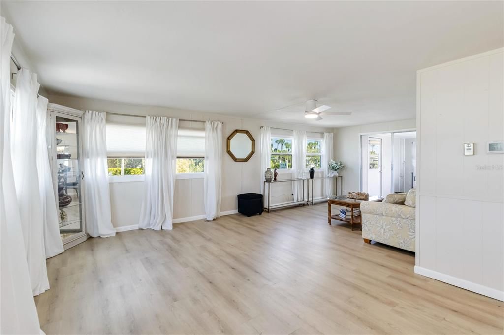 For Sale: $139,900 (2 beds, 2 baths, 1032 Square Feet)