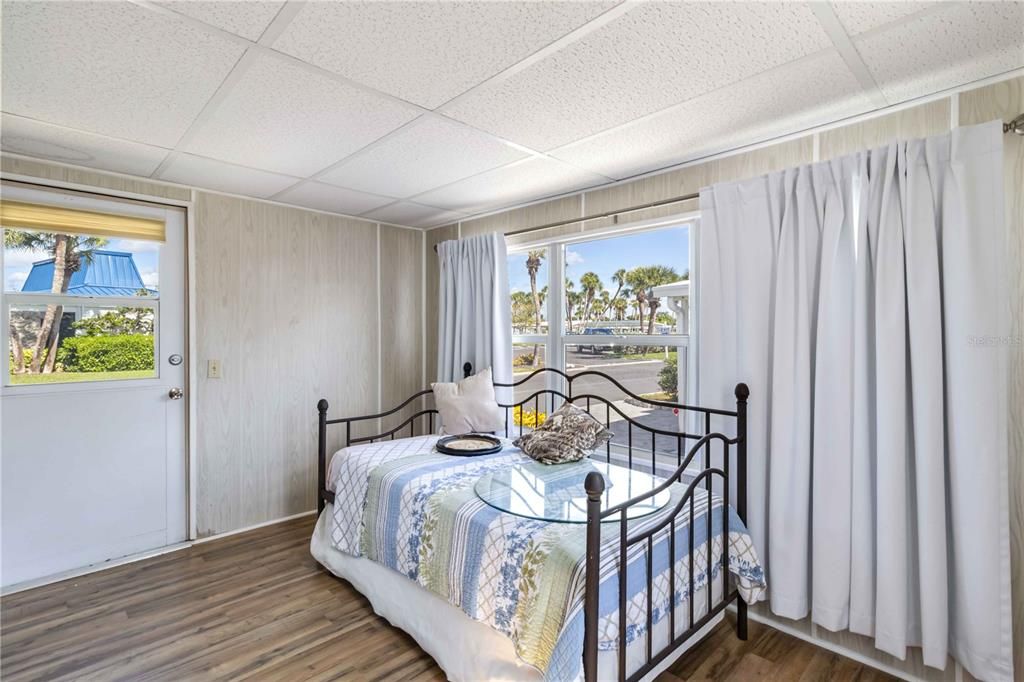 For Sale: $139,900 (2 beds, 2 baths, 1032 Square Feet)