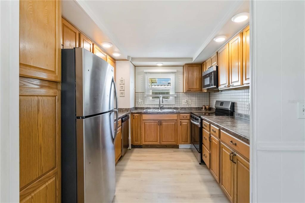 For Sale: $139,900 (2 beds, 2 baths, 1032 Square Feet)