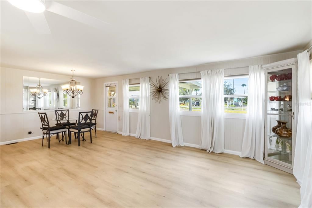 For Sale: $139,900 (2 beds, 2 baths, 1032 Square Feet)