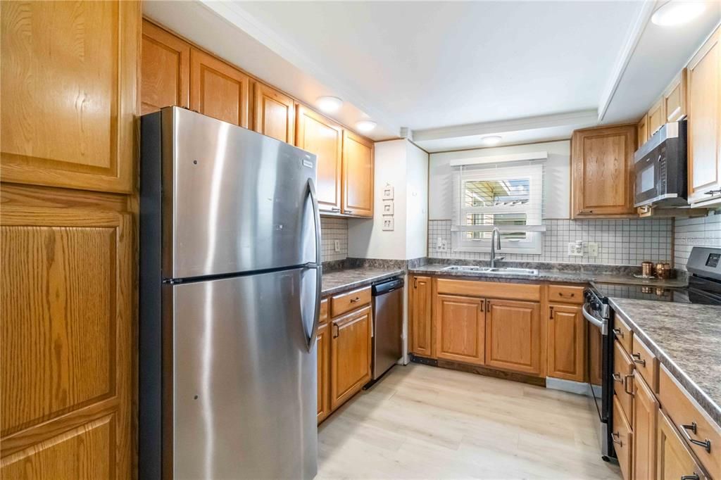 For Sale: $139,900 (2 beds, 2 baths, 1032 Square Feet)